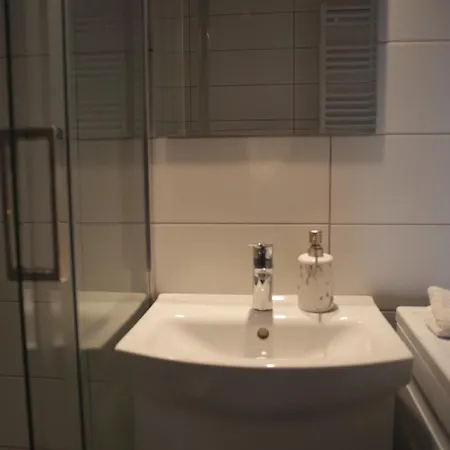 Apartament 77 Reinholda Finstera *