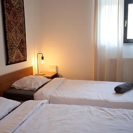 77 Reinholda Finstera 罗兹